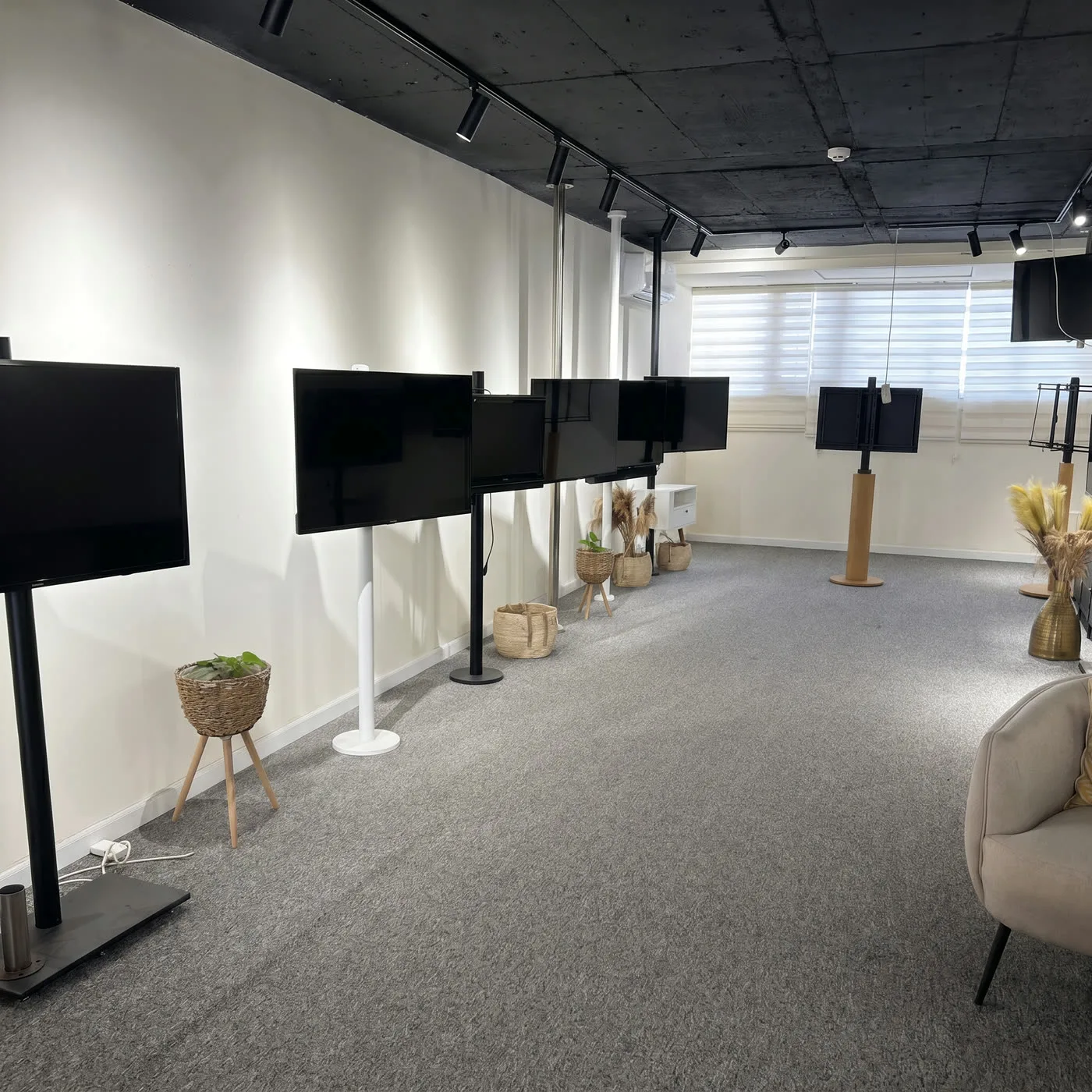 חלל קבלת לקוחות — סטודיו TopTV